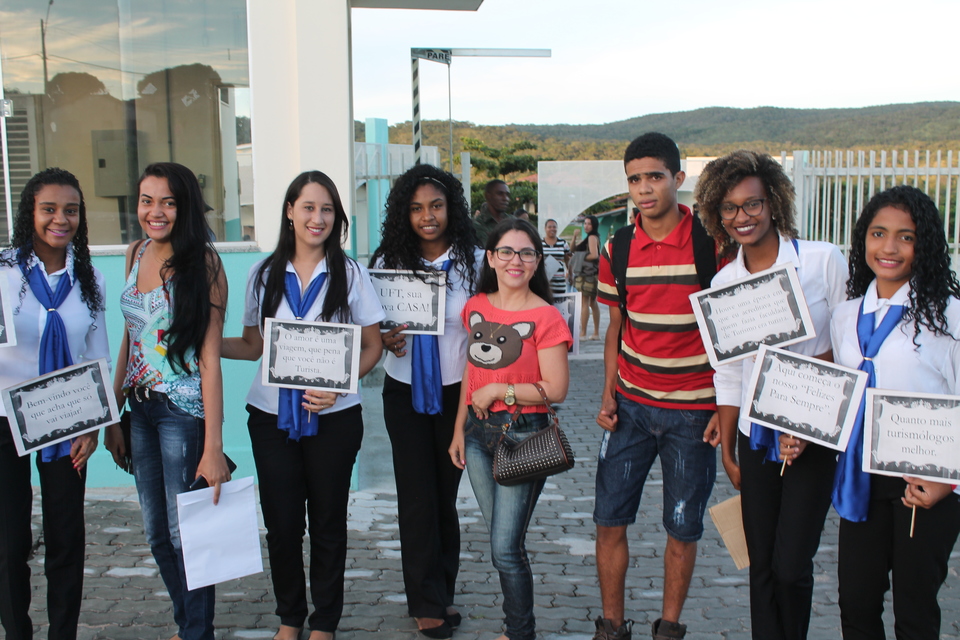 Calouros e veteranos durante atividades de recepção em Arraias (Foto: Divulgação)