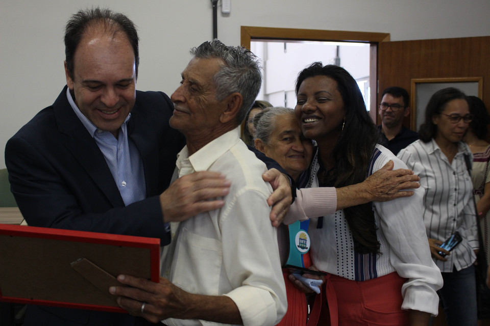 Da esquerda para a direita: reitor Luiz Eduardo Bovolato, tio Dozinho, tia Naninha e pró-reitora da Proex, Maria Santana Milhomem no lançamento do documentário Amor Perfeito (Foto: Renato Martins)
