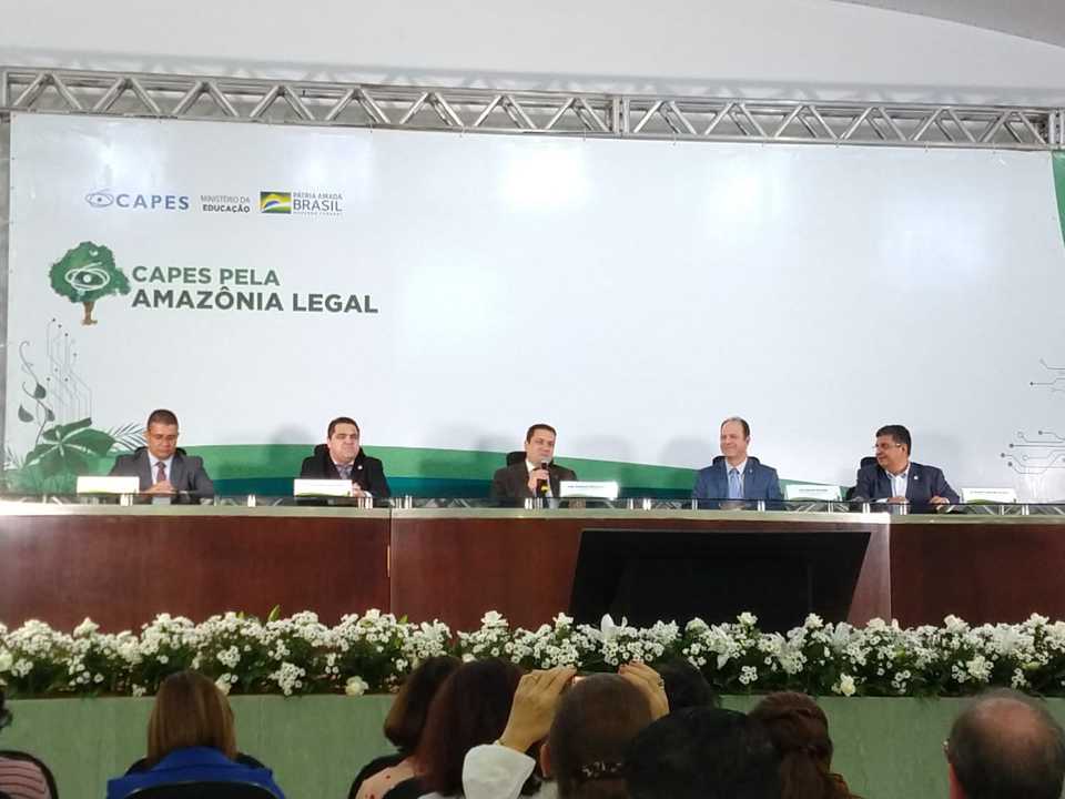 Mesa de abertura composto pelo representantes da Capes, Ufam, Fapeam, Foprop Norte e Cofen (Foto: Haydée Vieira - CCS/Capes)