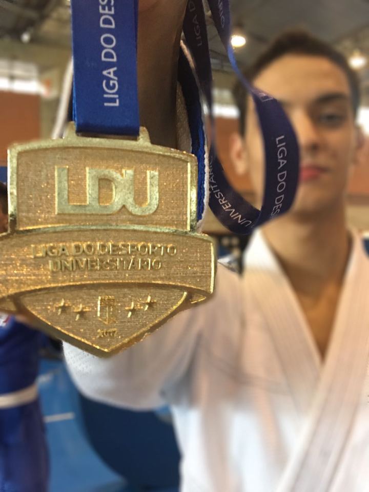 O atleta Gabriel Emídio exibe a medalha de campeão (Foto: CBDU/Divulgação)