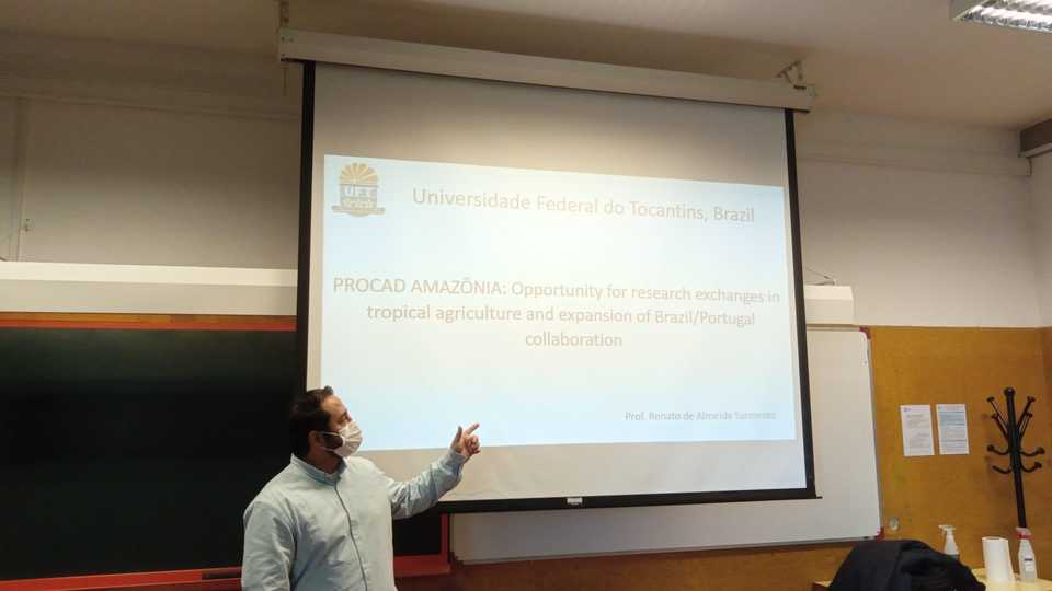 Palestra ministrada pelo professor Renato Sarmento na Universidade de Lisboa, Portugal (Foto: Divulgação)