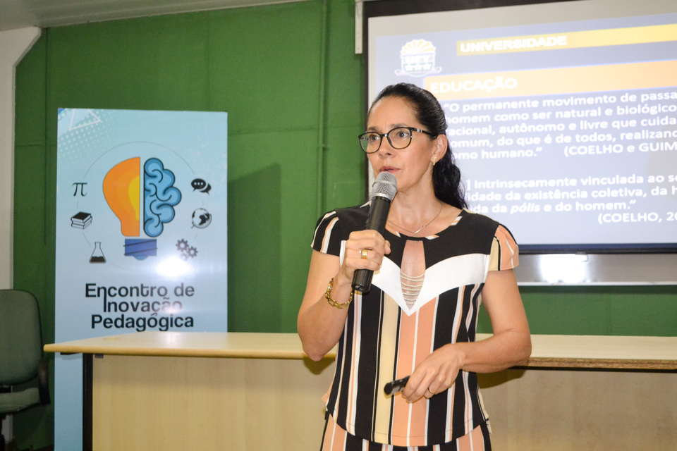 Pró-reitora de Graduação, Vânia Passos, destaca importância do evento (Foto: Daniel dos Santos/Sucom)