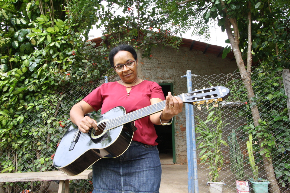 A pedagoga Leni Francisca de Sousa, estudante do curso de licenciatura em Música (Foto: Bianca Zanella/Sucom)