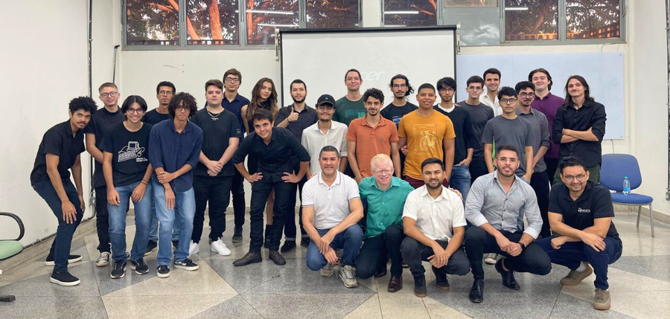 Grupo de alunos e professores pousando para uma foto durante o evento StartupSE