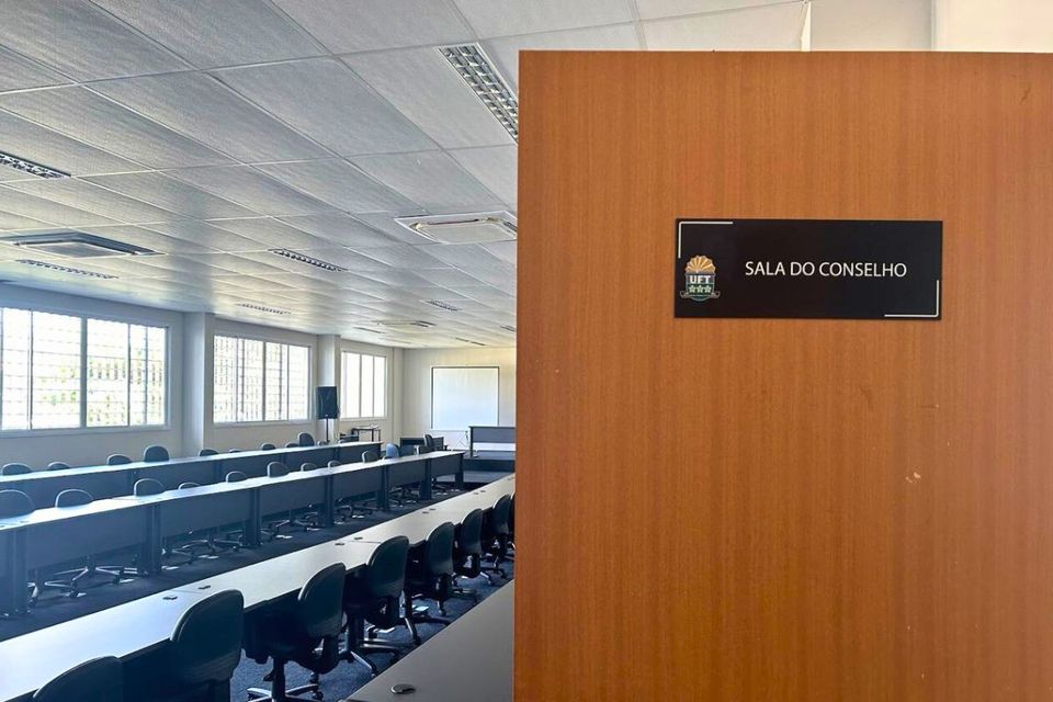 Imagem da Sala dos Conselhos da UFT vazia