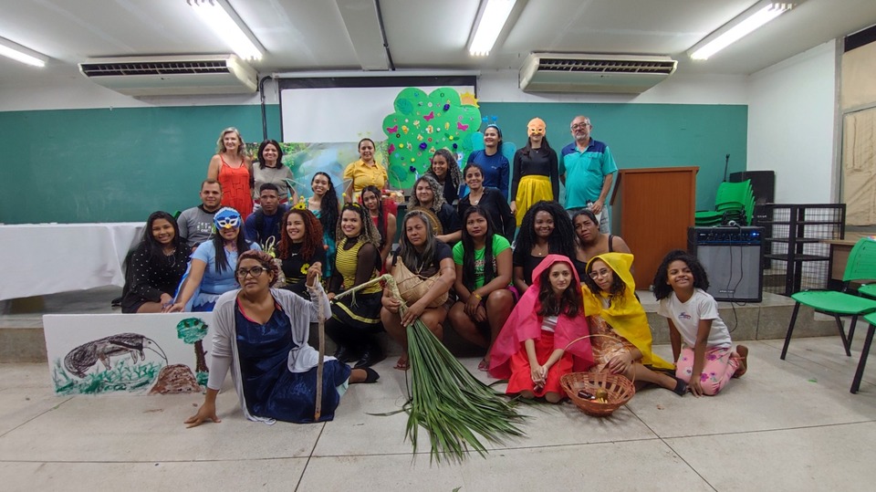 Grupo de alunos em apresentação teatral