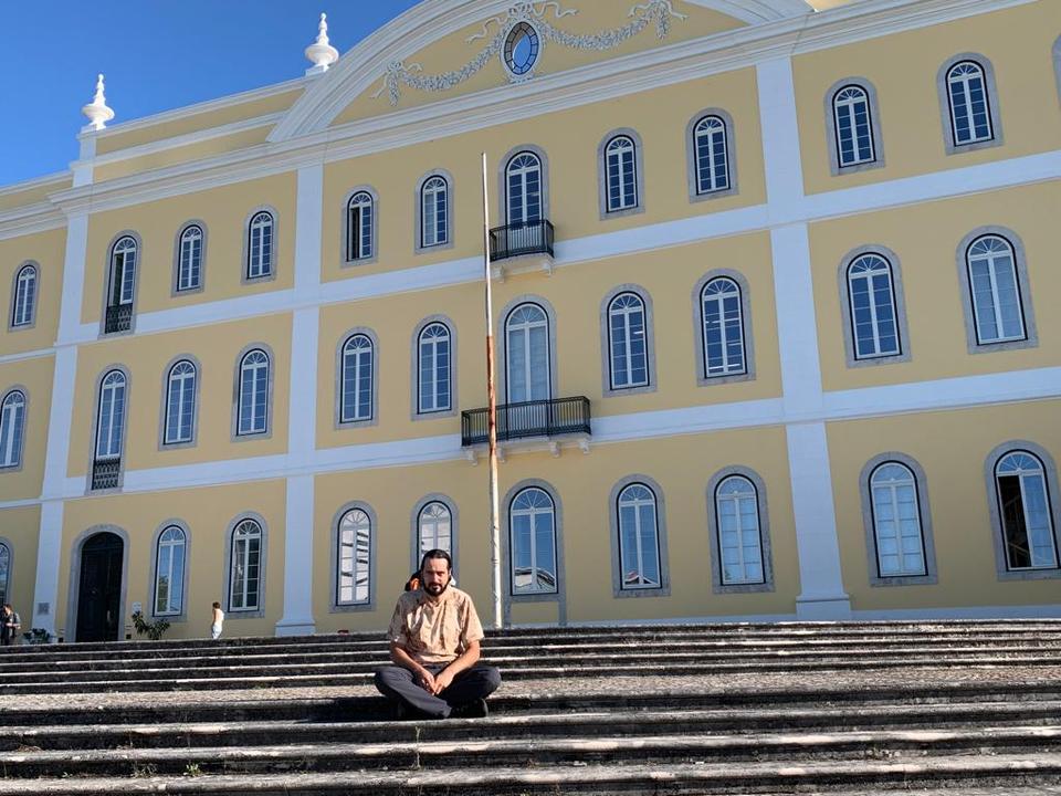 Marcelo Brice na Escadaria do Colégio Almada Negreiros da Universidade Nova de Lisboa (Foto: Arquivo Pessoal)