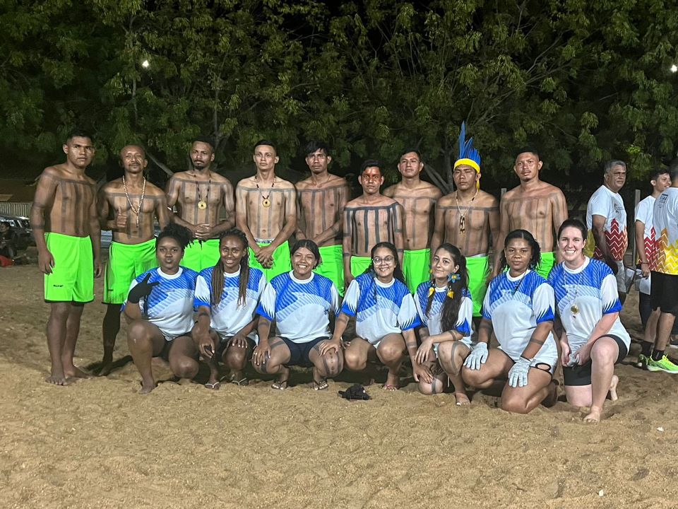 cerca de 20 estudantes indígenas posam para foto