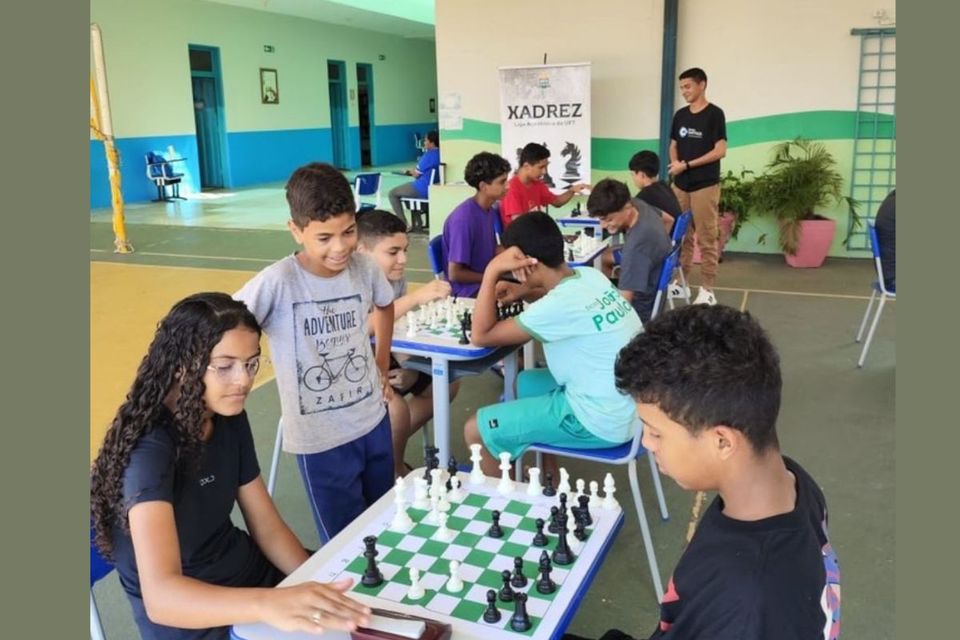 Grupo de crianças jogando xadrez