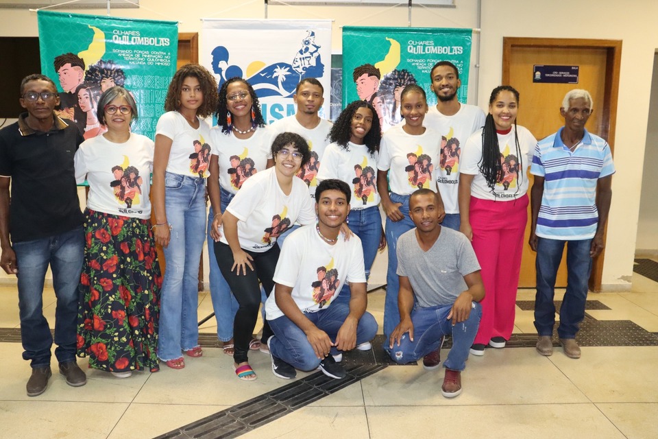Jovens do projeto Olhares Quilombolas, as três tutoras (Valdirene, Tayná e Letícia) e alguns representantes da comunidade quilombola Kalunga, do Mimoso (TO)