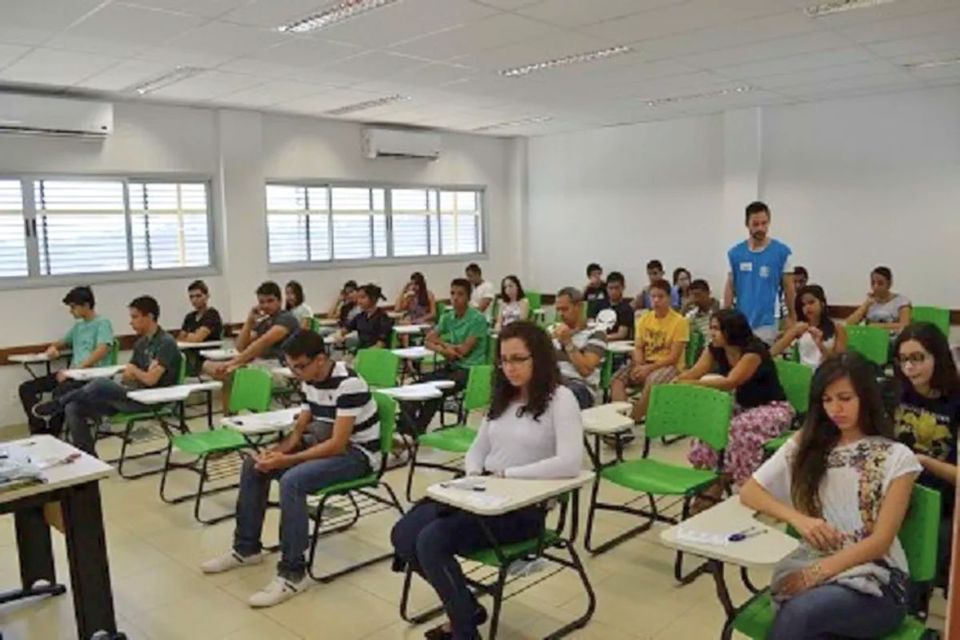 Estudantes em uma sala de aula aguardam a realização das provas do vestibular