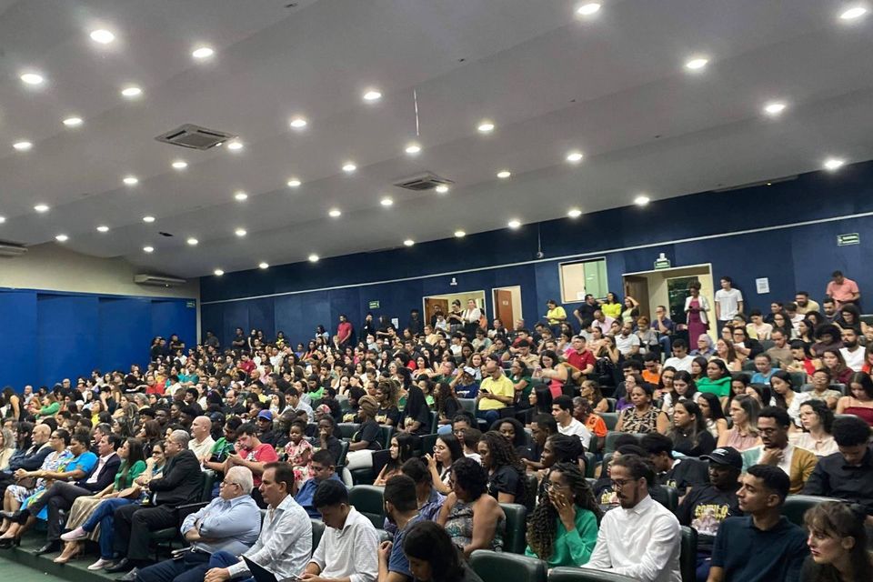 Foto de um grupo de pessoas sentadas em um auditório