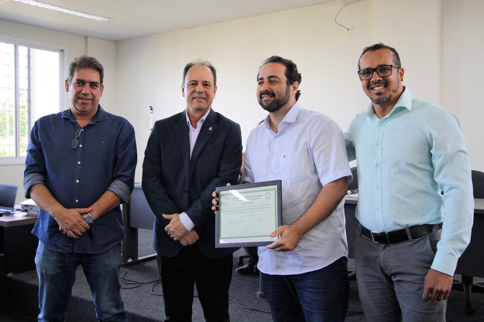 Professor Renato Sarmento com o pró-reitor de Pesquisa e Pós-Graduação da UFT, o reitor e o diretor de Pesquisa da UFT (Foto: Caroline Carvalho/Sucom)