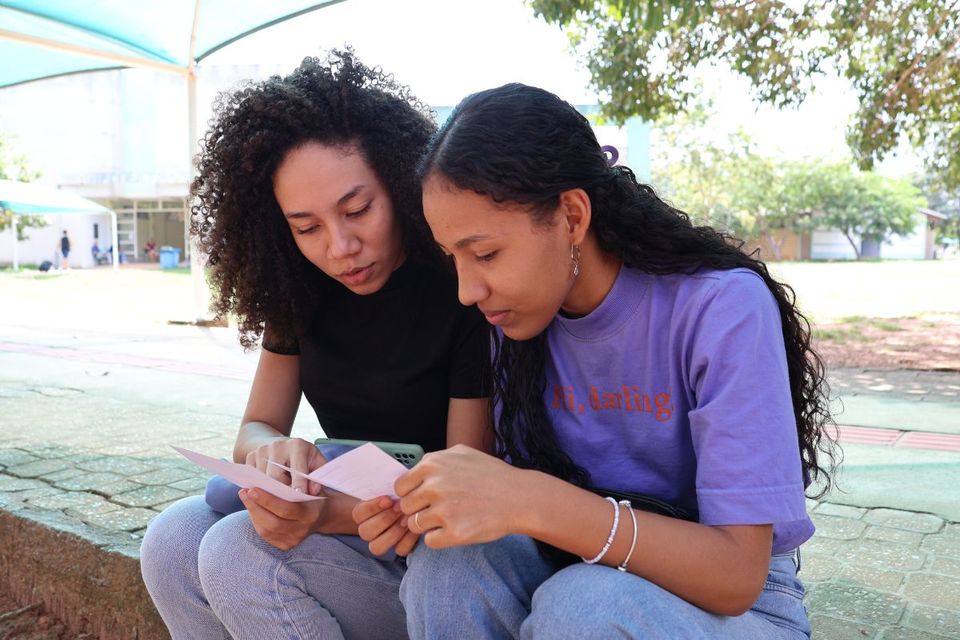 Duas estudantes conferindo gabarito pós-prova