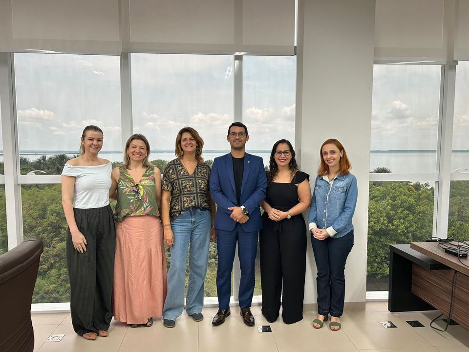 Ana Cláudia, Graziela, Márcia, Leineker, Ádila e Greize (E p/ D) , durante visita à Reitoria da UFT (Foto: Divulgação Relinter)