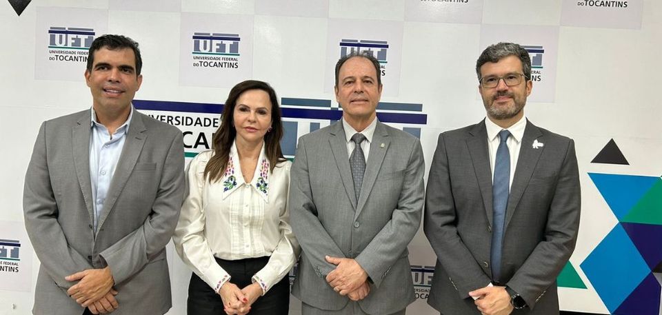 Grupo com adultos em sala com fundo da UFT