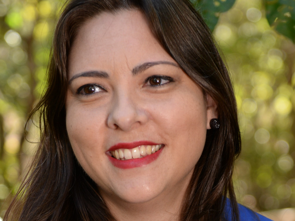 Foto de rosto de mulher branca sorrindo e cabelo preto