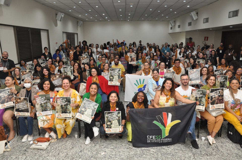 foto mostra auditório cheio de pessoas