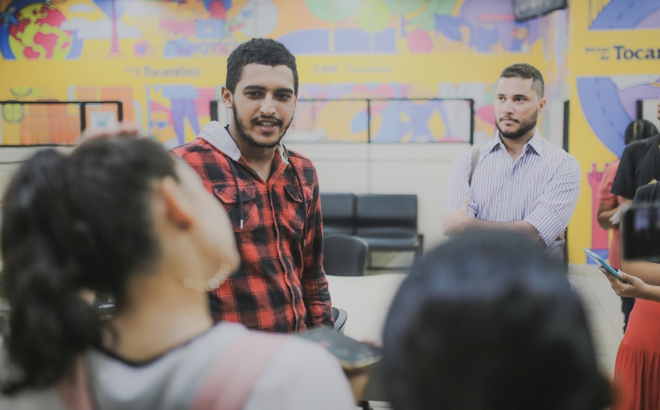Estagiário da Tv Anhanguera relatando como é o seu dia-a-dia por trás das câmeras 