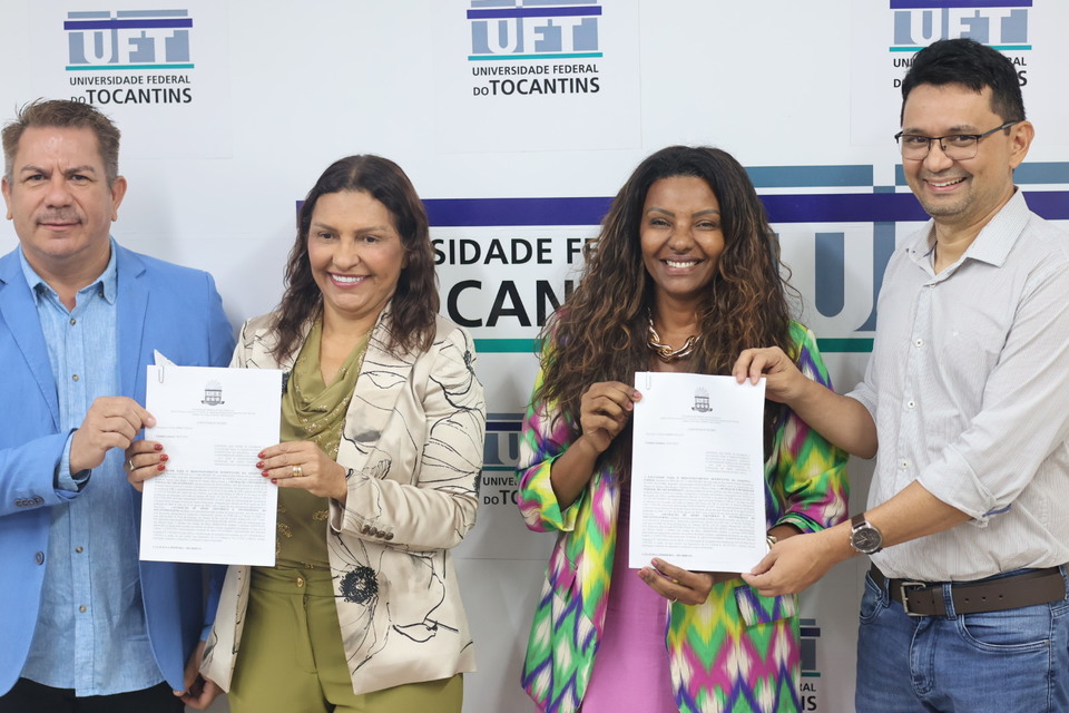 Damião Rocha, Regiane Braga, Maria Santana e Léo Araújo (E p/ D) após assinatura do convênio (Foto: Lidiane Machado | Sucom)