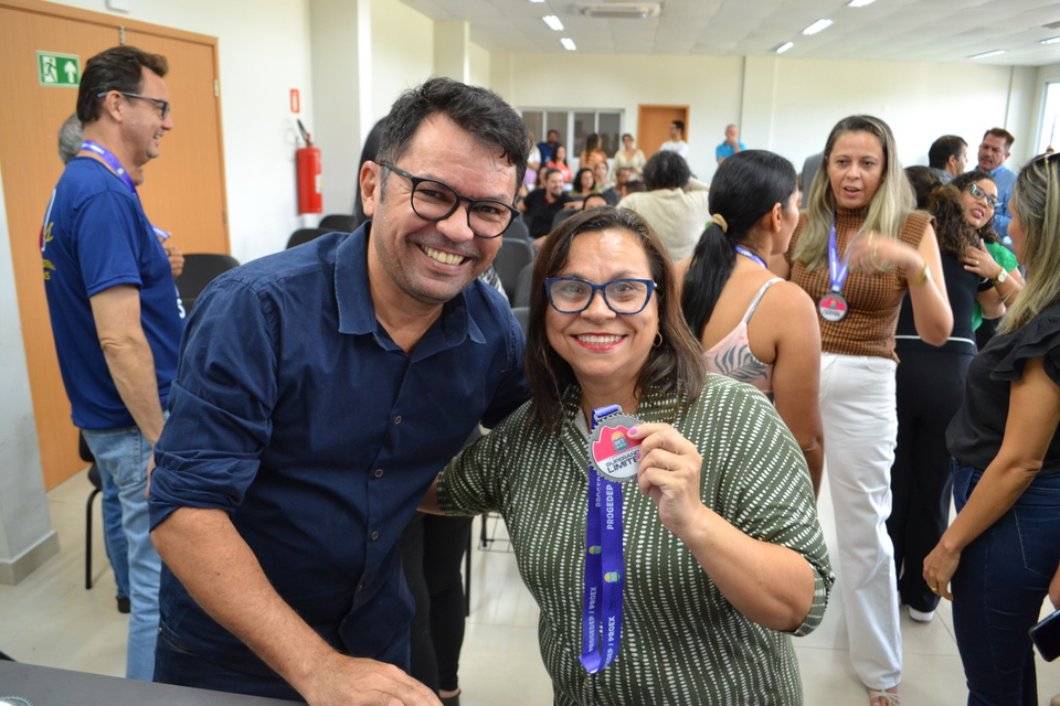 Professora Helena Christina Fernandes Apolinário mostra sua medalha com orgulho (Foto: Virgínia Magrin)
