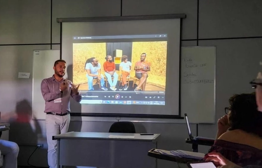 Professor em sala de aula ministrando palestra