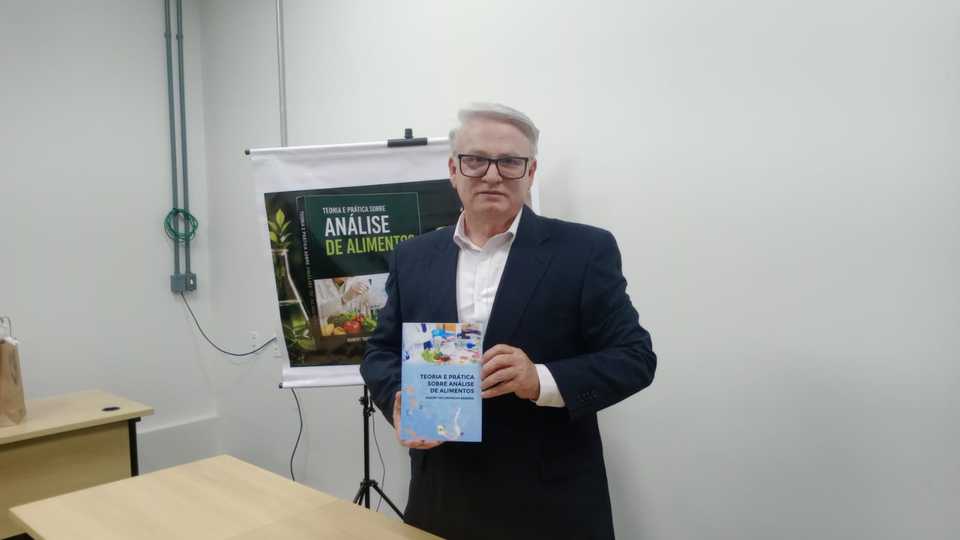 Lançamento de livro reúne comunidade científica na UFT