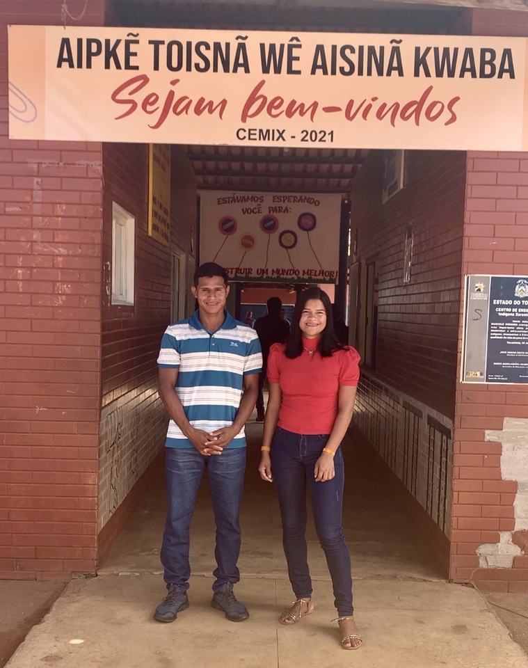 Gerivan Xerente e Marcilene Xerente, na entrada do Cemix, recebendo os visitantes da UFT
