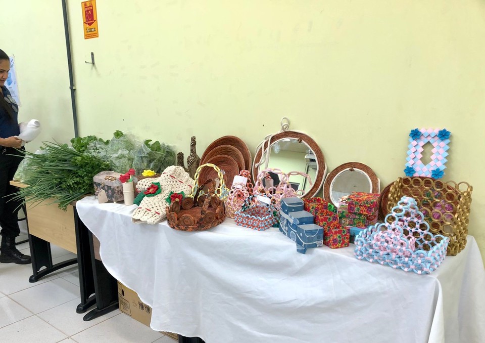 hortaliças cultivadas e artesanatos produzidos pelos internos do CASE.jpg (Foto: Divulgação)
