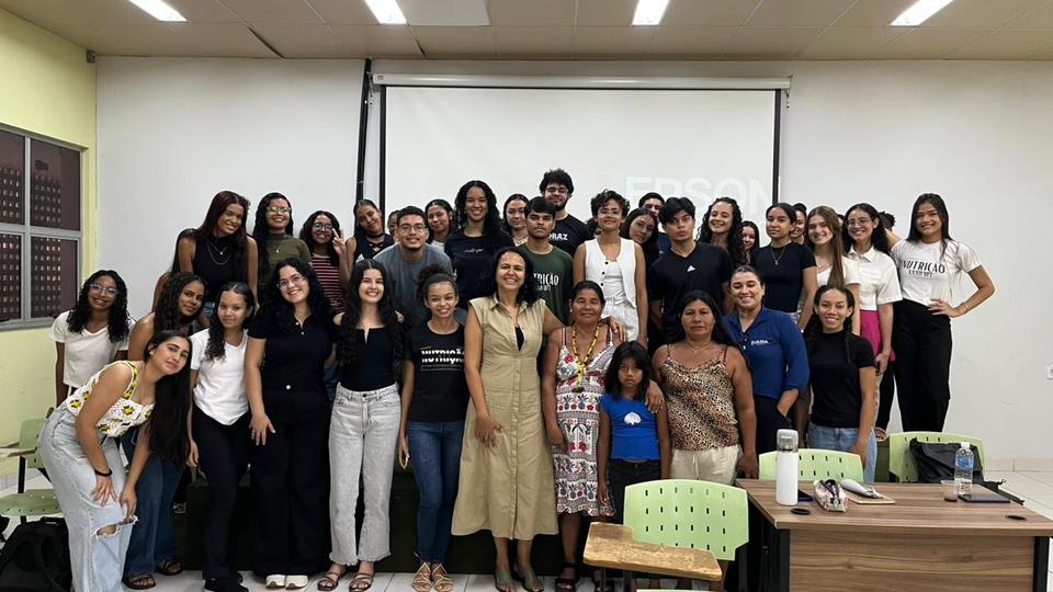grupo de pessoas reunidas dentro de uma sala de aula