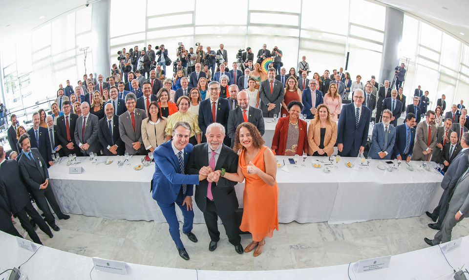 O presidente Lula entre os ministros Camilo Santana e Luciana Santos em encontro com reitores das Ifes (Foto: Ricardo Stuckert)