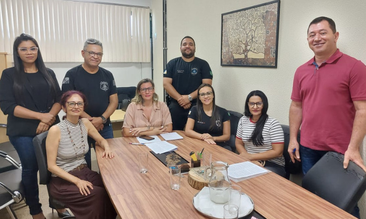 Reunião realizada dia 24 de janeiro na Direção do Câmpus de Porto Nacional com a finalidade de estabelecer um termo de cooperação entre o Câmpus e a Unidade Prisional de Porto Nacional. Na foto: Maria Luiza de S. Coelho (Coordenadora da Política de Educação do Sistema Prisional), Dilson Noleto R, Jr (Gerente de Reintegração Social, Trabalho e Renda), Gezileide Florentino Ferreira (Assistente Administrativo), Jéssica de Arruda Pinto Guilherme (Policial Penal), José de Ribamar Aires Gomes (Diretor da Unidade Penal de Porto Nacional), Etiene Fabbrin (Diretora do CPN), Adriana Capuchinho (Professora do Curso de Letras) e Ivanilson Vaz (Técnico administrativo CPN). 