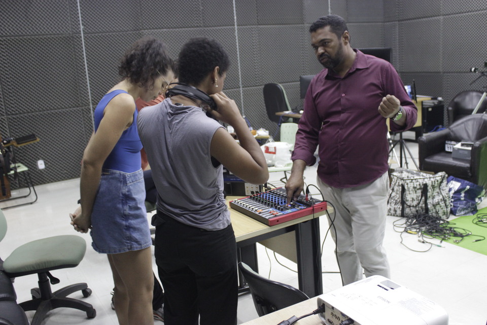Laboratório de Rádio da UFT se transforma em espaço de criação durante curso de sonoplastia