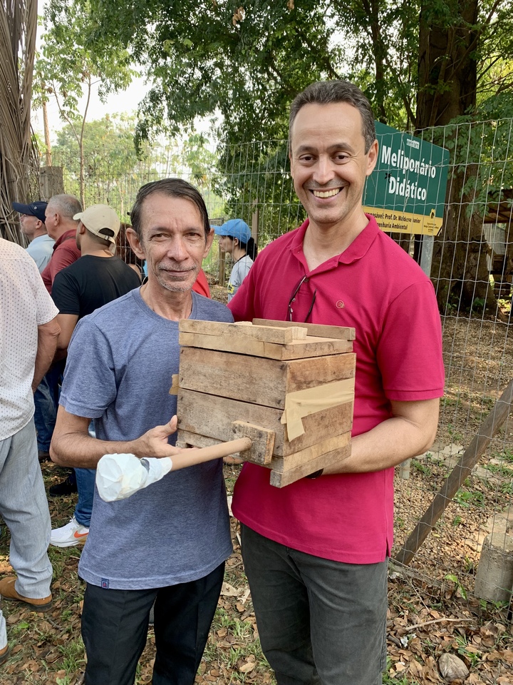 José Carlos, presidente da Associação dos Criadores de Abelhas de Palmas, entregando um caixa com enxame de abelha tiúba ao professor Waldesse (BeeTech UFT) (Foto: Gihane Scaravonatti)