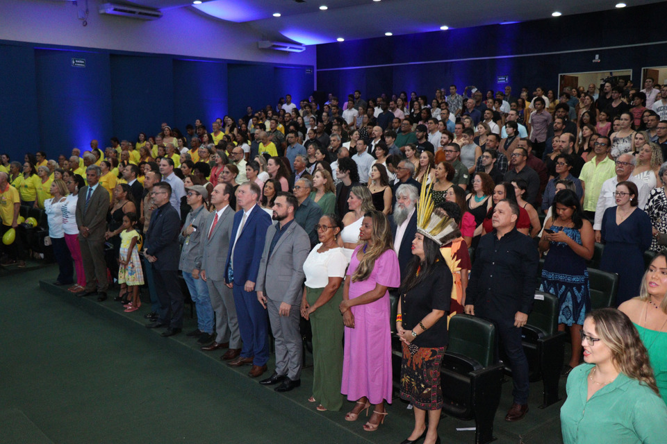 Pessoas em pé no auditório Cuica