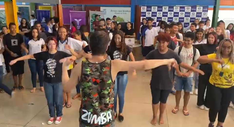 Zumba na Feira das Profissões.jpeg (Foto: deniseneves)