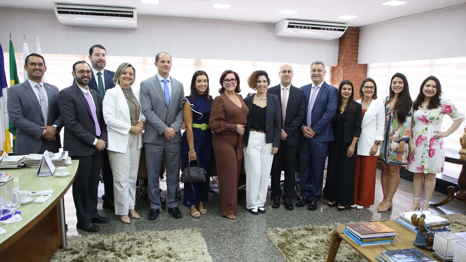 Foto colorida com os representantes da rede pousando para foto