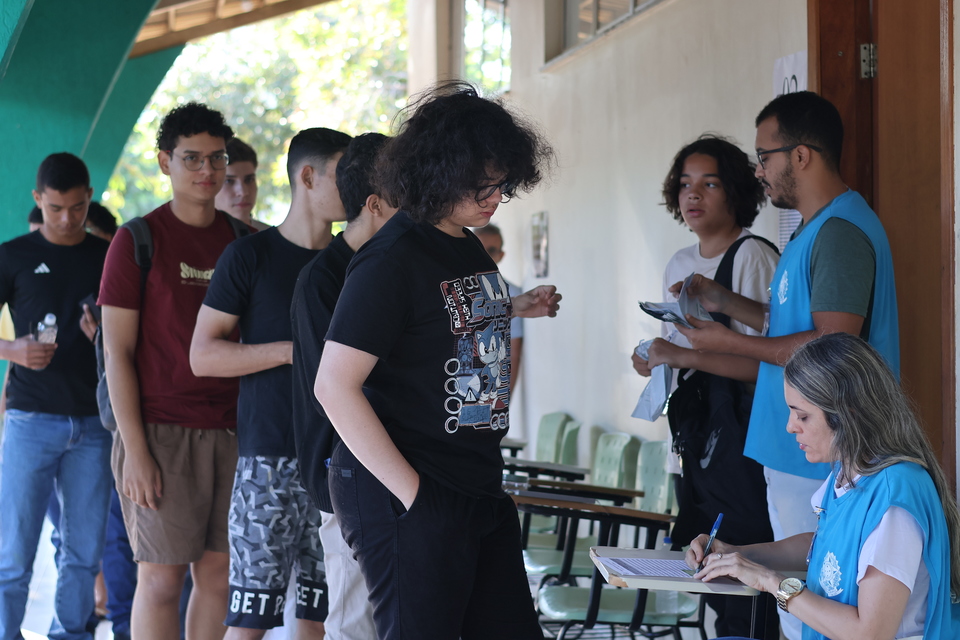 Com o tema da redação "Os Impactos das Tecnologias na Inclusão de Pessoas com Deficiência Visual", prova é aplicada neste domingo, 18