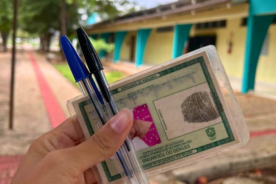 Canetas e documento. Foto: Vitória Luna, Sucom/UFT