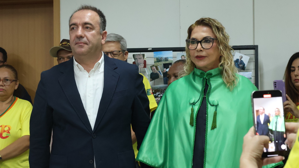 O homenageado professor Ricardo Filipe da Silva Pocinho e a coordenadora da UMA professora Neila Os´ório - Foto : Anne Karoline/Sucom