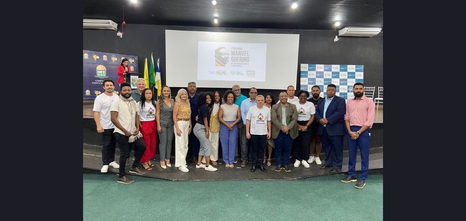 Grupo de pessoas reunidos no auditório