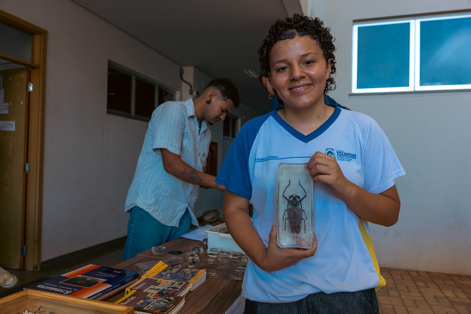 menina segura inseto preservado