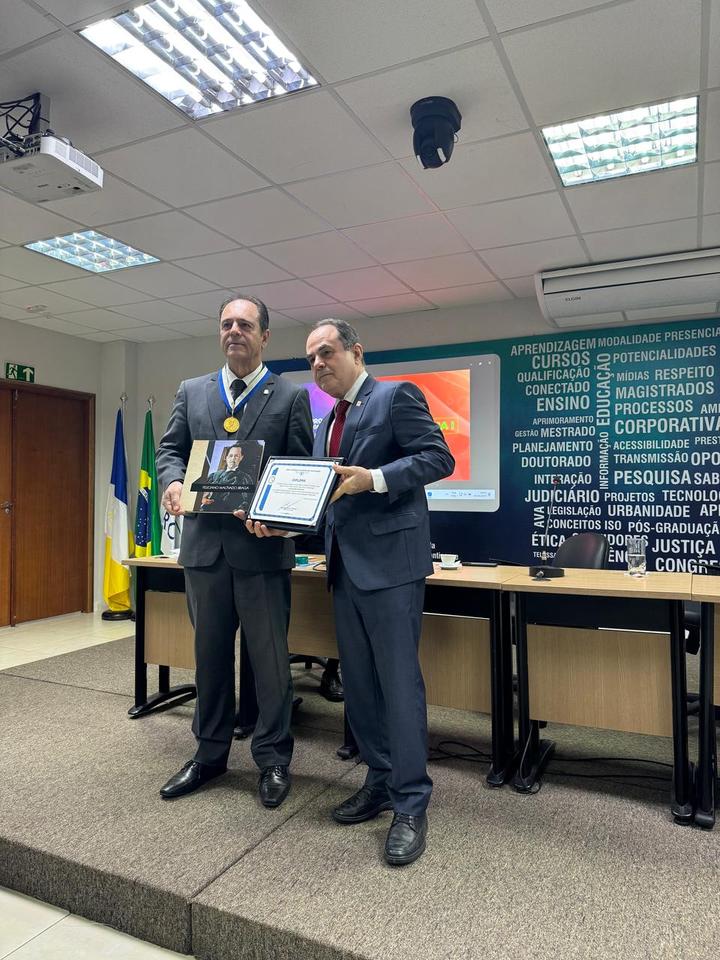 Reitor da UFT recebe medalha de mérito acadêmico em homenagem da Esmat