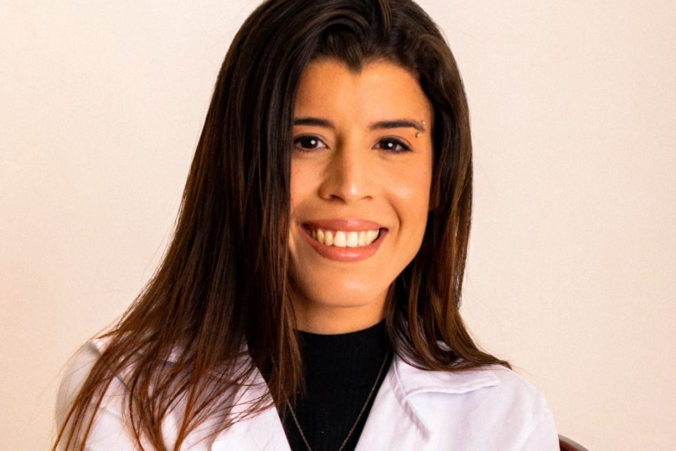 Mulher de cabelo liso e comprido e usando jaleco