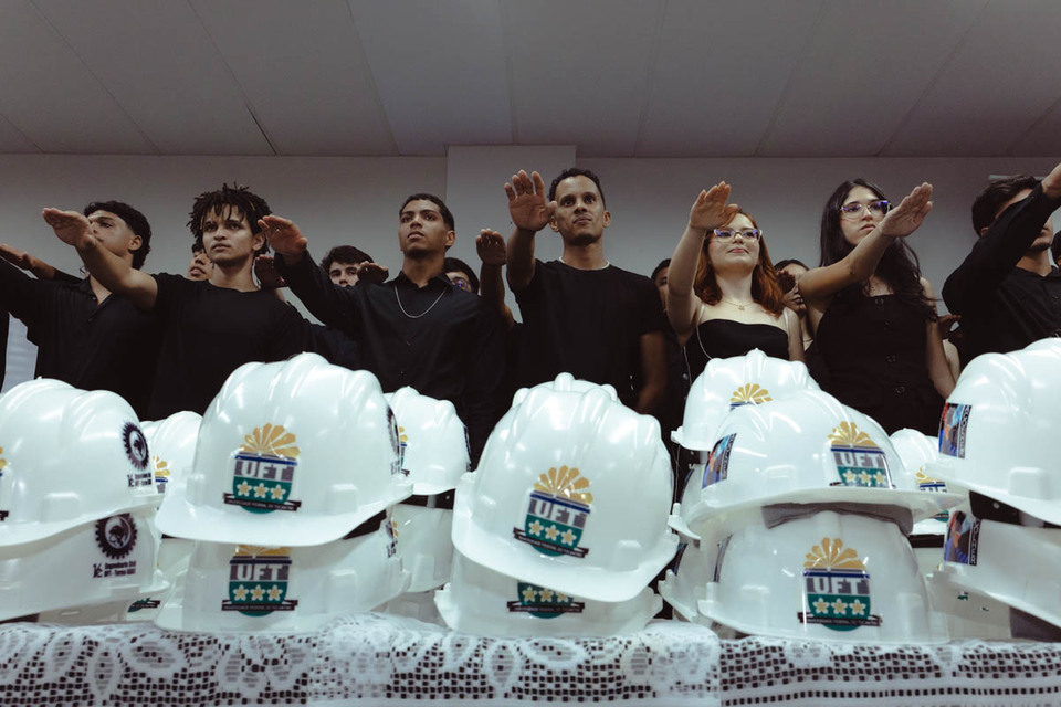 Calouros recebem capacete em cerimônia de boas-vindas na UFT