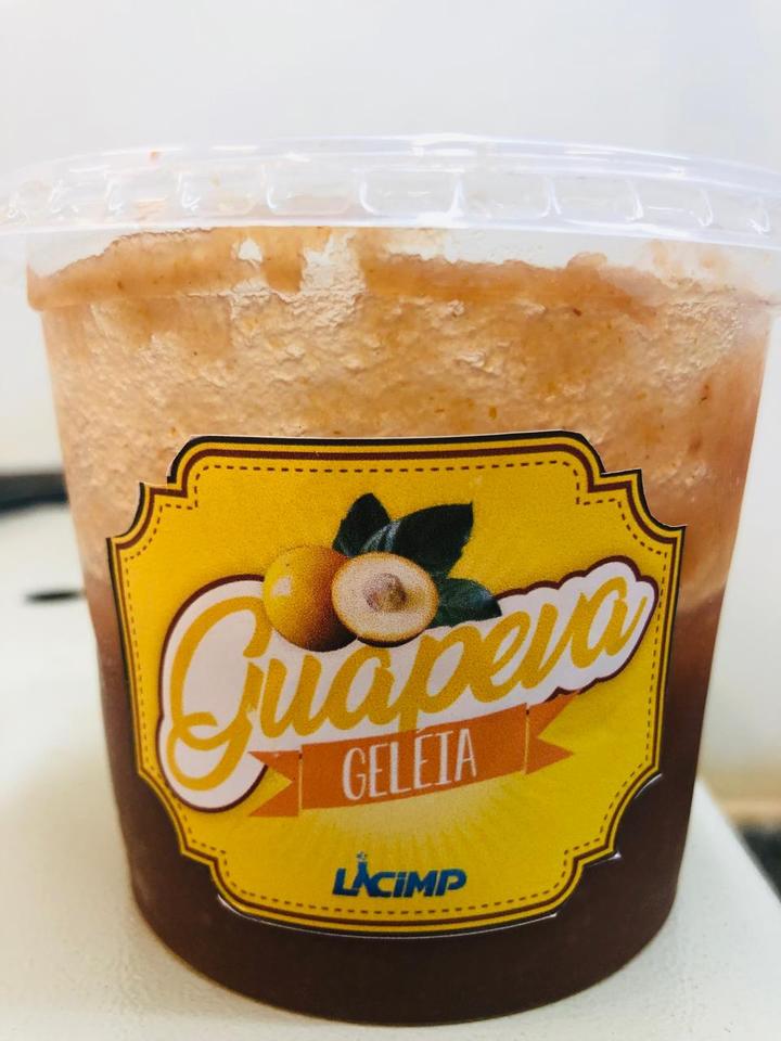 Pote de plástico com rótulo escrito guapeva geleia