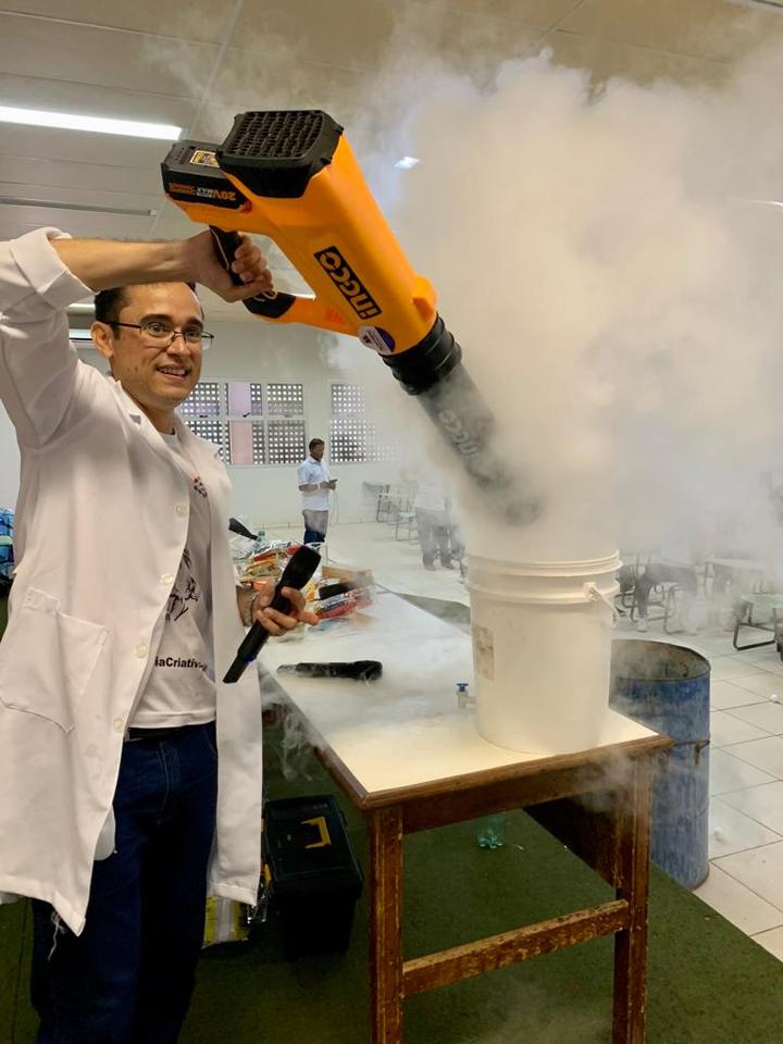Experimento com nitrogênio.jpeg (Foto: Gihane Scaravonatti)