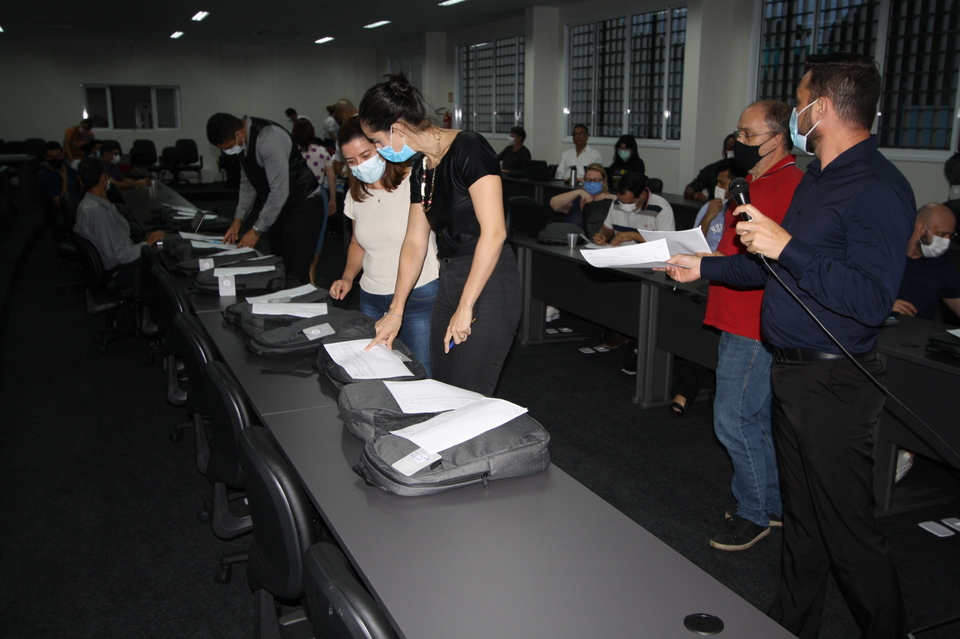 Entrega de notebooks (Foto: Bianca Zanella/Sucom)