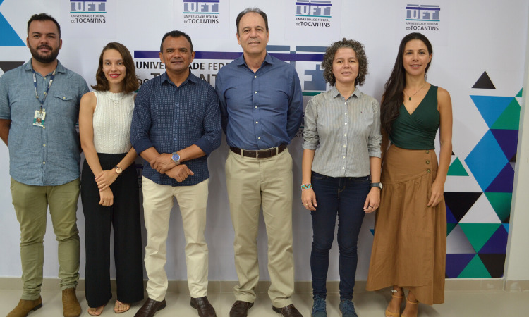 A assinatura contou com a presença do prefeito de Mateiros, Pr. João Martins Neto, do Reitor da UFT, Luiz Eduardo Bovolato, do coordenador do Neruds e do Programa AgroResidência no Tocantins, Cleiton Milagres, da Agroresidente Hagnys Rodrigues e das professoras Gisele Paiva e Juliana Aguiar. 