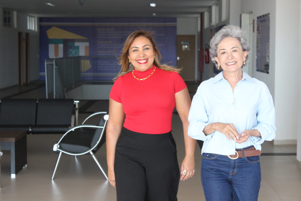 A pesquisadora Suely Lopes e a professora Temis Parente: é preciso discutir a perspectiva de gênero na UFT (Foto: Bianca Zanella/Sucom)